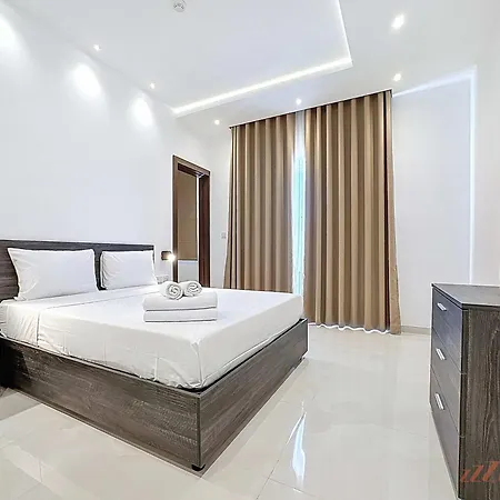 Case de vacanță Malta Rooftop With Private Plunge Pool & Bbq Hal Ghaxiak